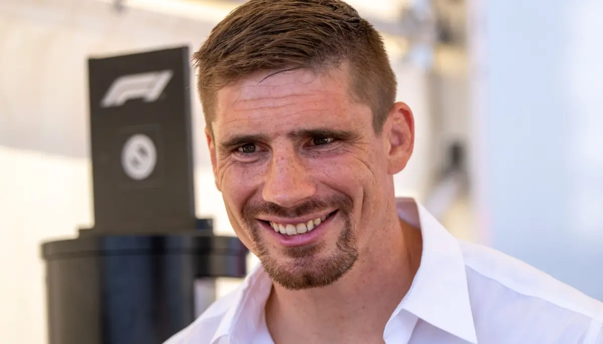Rico Verhoeven lacht naar camera