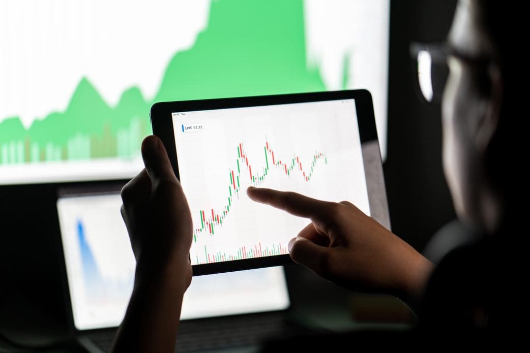 Grafiek crypto op tablet en scherm