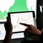 Grafiek crypto op tablet en scherm