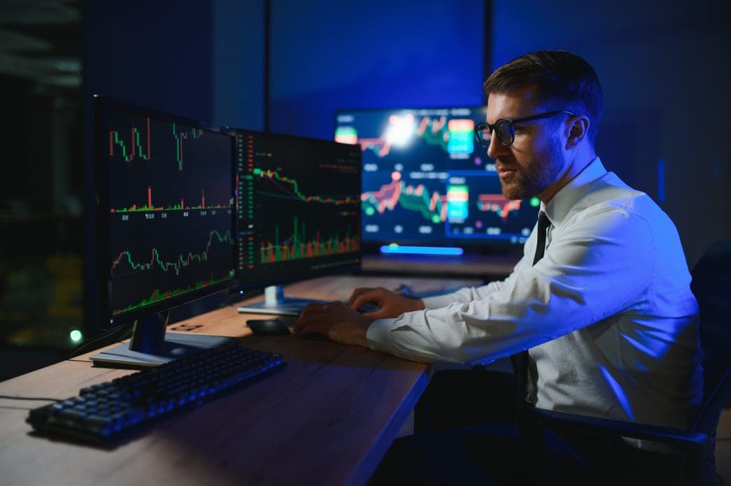 Crypto analist expert voor beeldscherm met grafieken