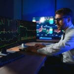 Crypto analist expert voor beeldscherm met grafieken