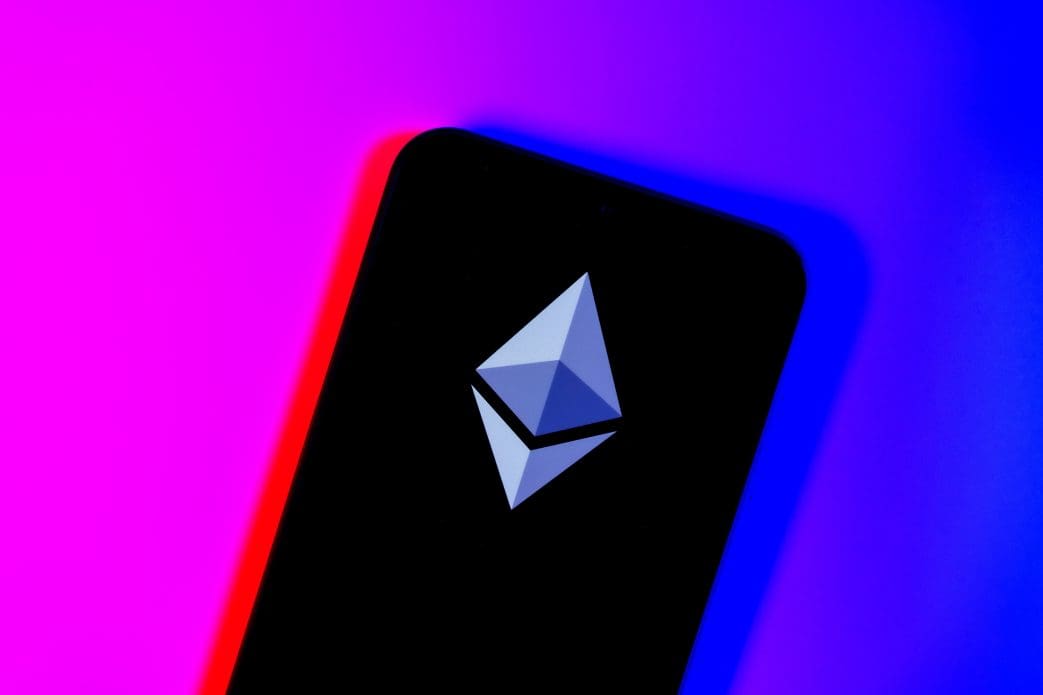 Ethereum telefoon op felle achtergrond