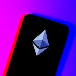 Ethereum telefoon op felle achtergrond