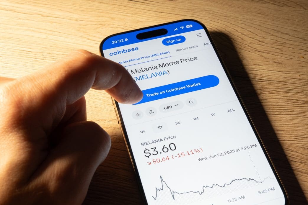 Melenia crypto op een telefoon coinbase app