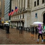 Mensen lopen op Wall Street, New York, Verenigde Staten.