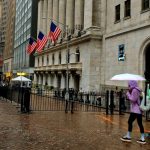Mensen lopen op Wall Street, New York, Verenigde Staten.