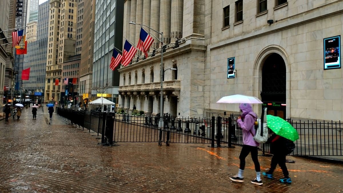 Mensen lopen op Wall Street, New York, Verenigde Staten.