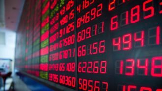 Een afbeelding van rode cijfers op een bord met aandelen en/of crypto koersen