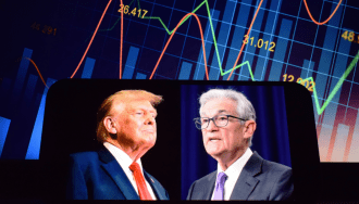 Afbeelding met Jerome Powell Donald Trump en een koersgrafiek