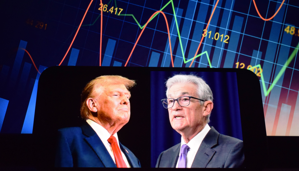 Afbeelding met Jerome Powell Donald Trump en een koersgrafiek