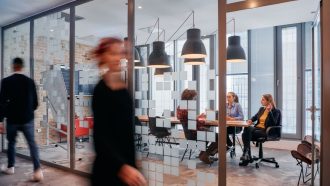 Hoe cryptobedrijven zich aanpassen nu AI steeds meer geld opslokt