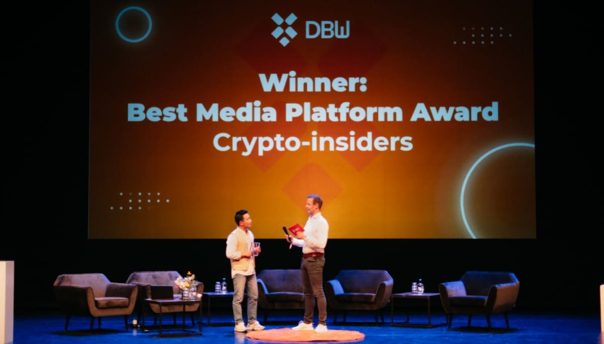 De prijsuitreiking bij Dutch Blockchain Week waar Crypto Insiders de award voor Best Media in ontvangst mocht nemen.