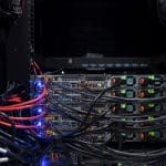 Een aantal computers die met kabels op elkaar zijn aangesloten, waar onder andere het bitcoin netwerk op gedraaid zou kunnen worden