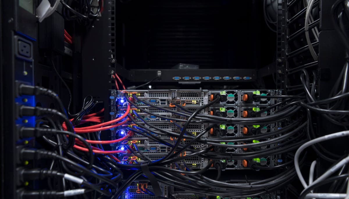 Een aantal computers die met kabels op elkaar zijn aangesloten, waar onder andere het bitcoin netwerk op gedraaid zou kunnen worden