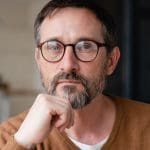 Een afbeelding en_of portret van een peinzende man van middelbare leeftijd