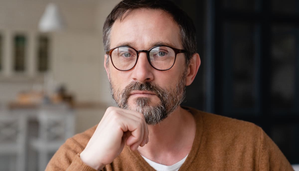 Een afbeelding en_of portret van een peinzende man van middelbare leeftijd