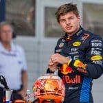 Een afbeelding van Max Verstappen, in zijn coureurs-uniform bij Red Bull