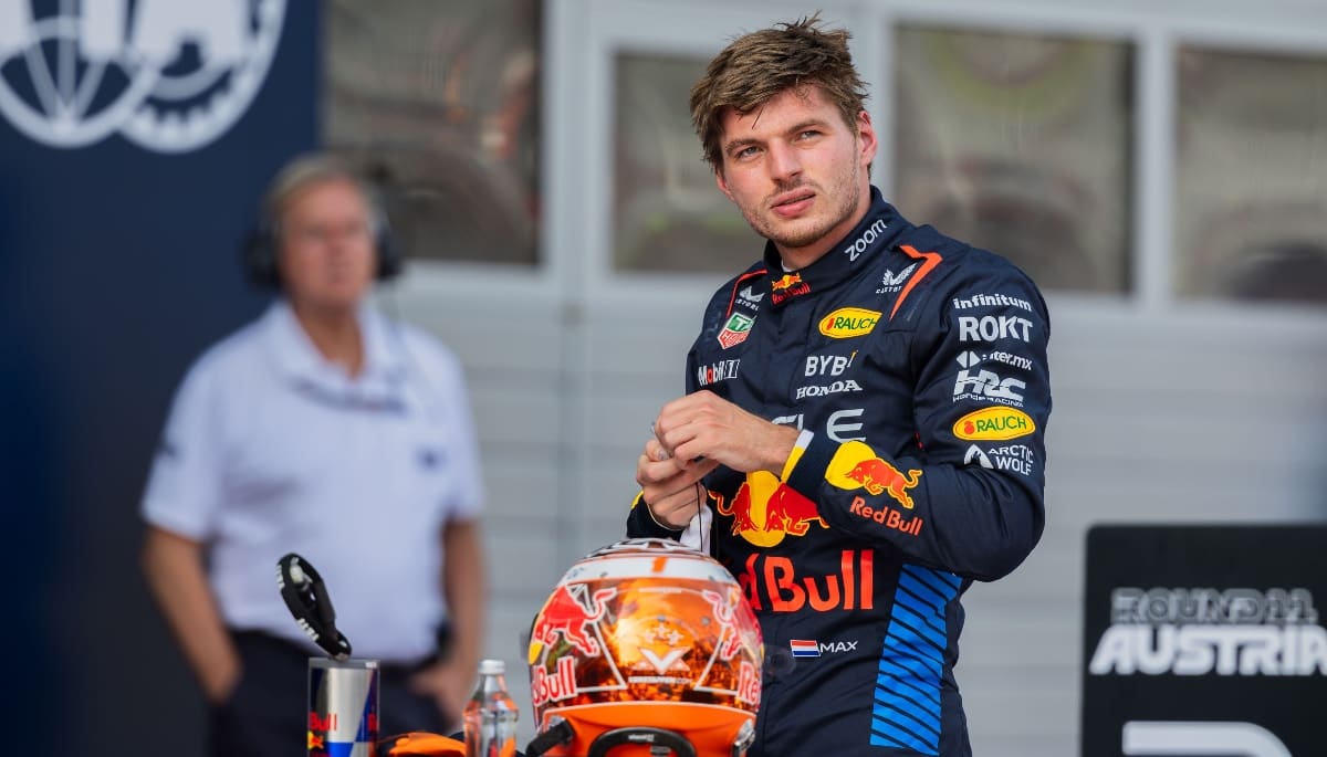 Een afbeelding van Max Verstappen, in zijn coureurs-uniform bij Red Bull