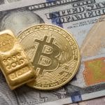 Een afbeelding van een bitcoin (BTC) munt naast een gouden bullion, liggend op een dollar biljet Een afbeelding van een bitcoin (BTC) munt naast een gouden bullion, liggend op een dollar biljet