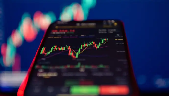Een afbeelding van een crypto koers, mogelijk een altcoin of bitcoin, met op de achtergrond een koers_grafiek_candle chart