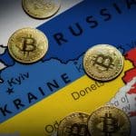 Een afbeelding van een landkaart met Rusland en Oekraïne, met daartussen bitcoinmunten verspreid
