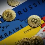 Een afbeelding van een landkaart met Rusland en Oekraïne, met daartussen bitcoinmunten verspreid