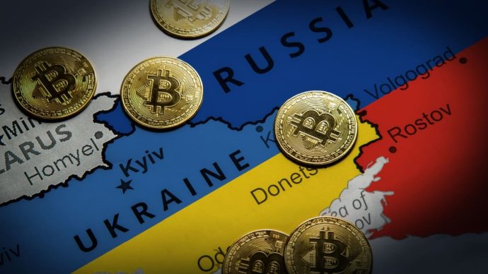 Een afbeelding van een landkaart met Rusland en Oekraïne, met daartussen bitcoinmunten verspreid Een afbeelding van een landkaart met Rusland en Oekraïne, met daartussen bitcoinmunten verspreid