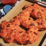 Een afbeelding van een pizza in de vorm van het bitcoin logo, ter ere van 'bitcoin pizza day'