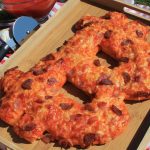 Een afbeelding van een pizza in de vorm van het bitcoin logo, ter ere van 'bitcoin pizza day'