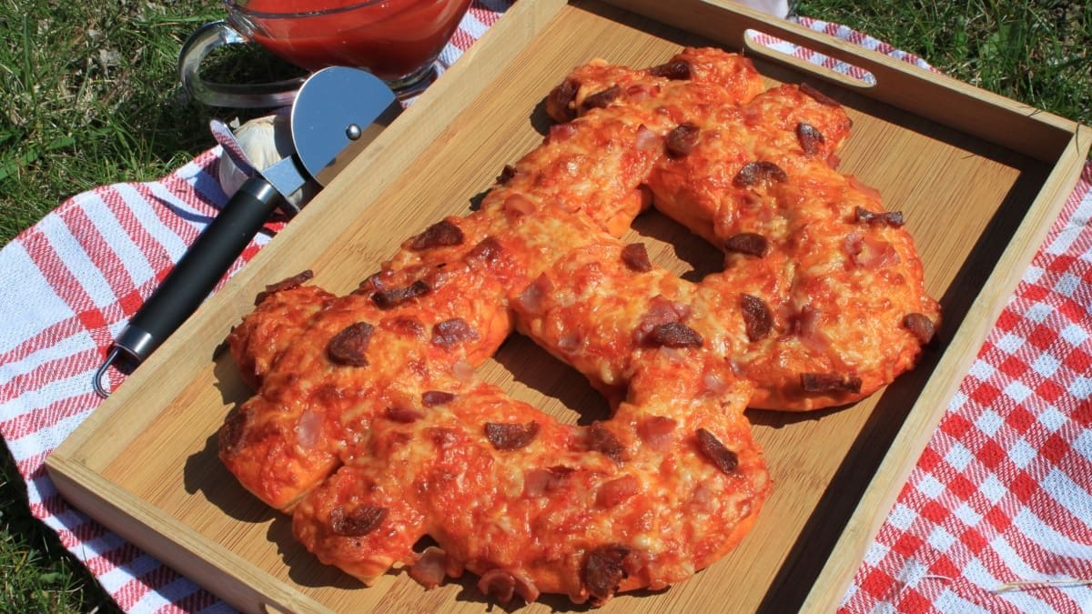 Een afbeelding van een pizza in de vorm van het bitcoin logo, ter ere van 'bitcoin pizza day'