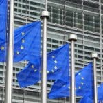 Een afbeelding van vlaggen van de Europese Unie voor het gebouw van de Europese Commissie van Brussel in België