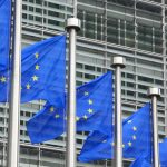 Een afbeelding van vlaggen van de Europese Unie voor het gebouw van de Europese Commissie van Brussel in België