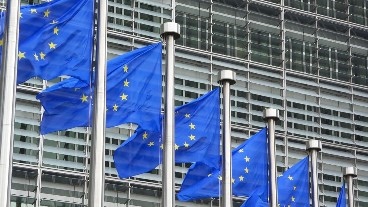 Een afbeelding van vlaggen van de Europese Unie voor het gebouw van de Europese Commissie van Brussel in België
