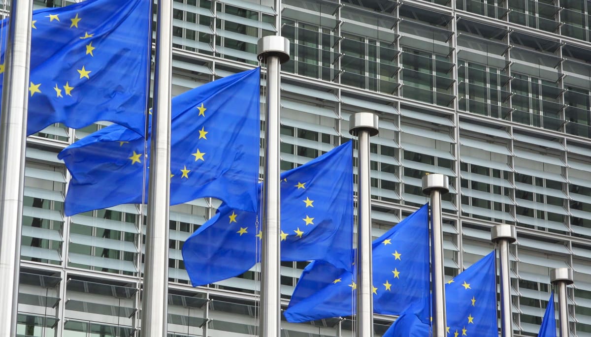 Een afbeelding van vlaggen van de Europese Unie voor het gebouw van de Europese Commissie van Brussel in België
