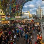Een drukke afbeelding met veel mensen van de Rotterdamse markthal in Nederland