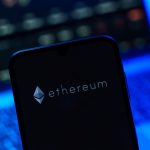 Een afbeelding van het ethereum logo op een mobiele telefoon Een afbeelding van het ethereum logo op een mobiele telefoon