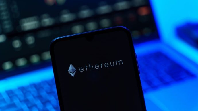Een afbeelding van het ethereum logo op een mobiele telefoon