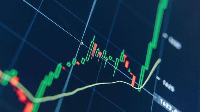 Een stijgende grafiek met een duidelijke groene candle die een bepaald niveau doorbreekt, met daarbij bijbehorende marktdata over de crypto