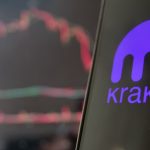 Het logo van Kraken met een grafiek op de achtergrond