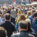 Nederlanders lopen op straat