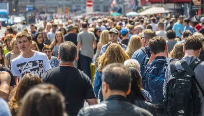 Nederlanders lopen op straat
