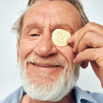 Oudere man met bitcoin munt