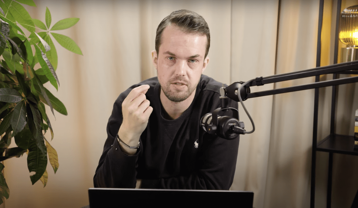 Michael van de poppe voor de camera