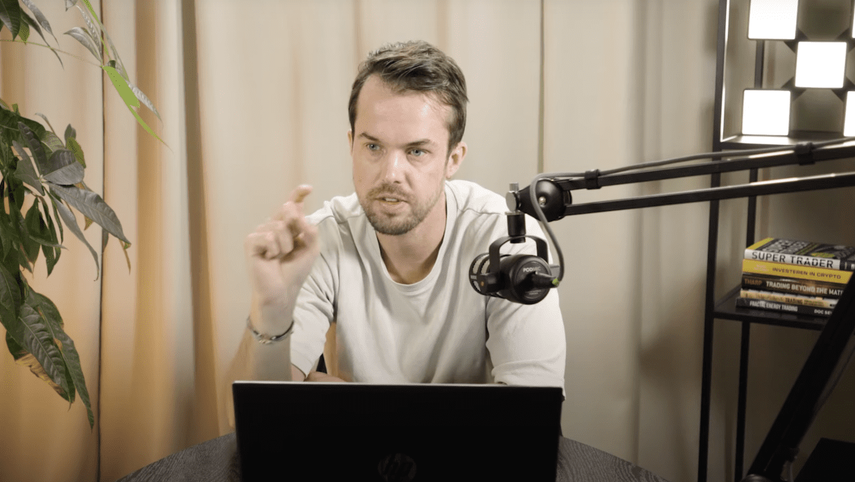 Michael vd poppe voor camera podcast