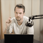 Michael vd poppe voor camera podcast