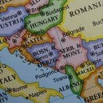 foto van de kaart van oost-europa met de focus op de Balkan