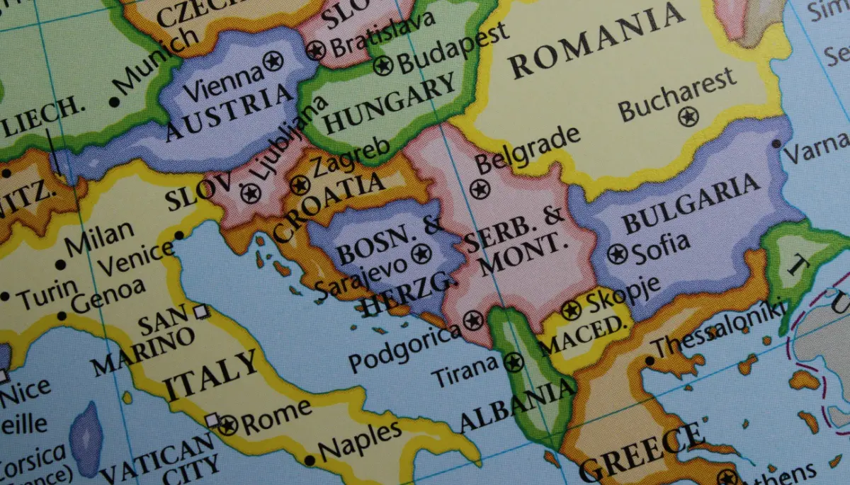 foto van de kaart van oost-europa met de focus op de Balkan