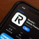 Foto van revolut app op een smartpone scherm