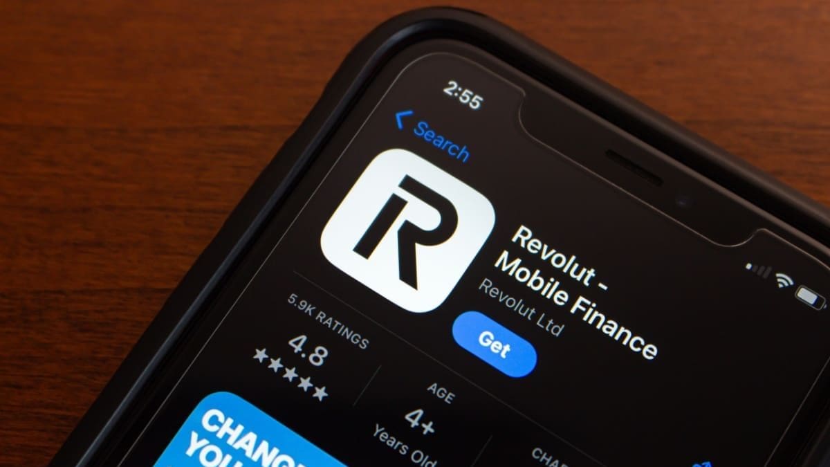 Foto van revolut app op een smartpone scherm