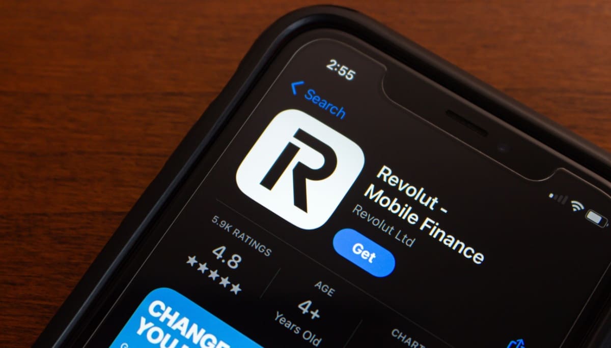 Foto van revolut app op een smartpone scherm